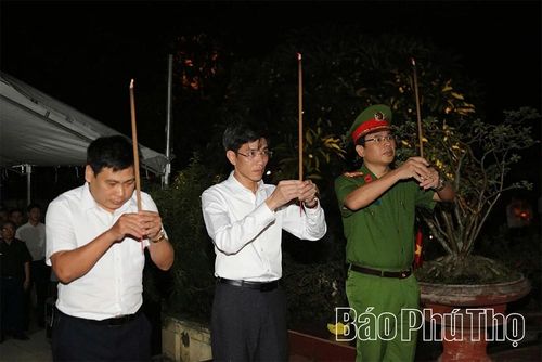 Lãnh đạo địa phương thành kính dâng hương tưởng niệm các Anh hùng liệt sĩ.