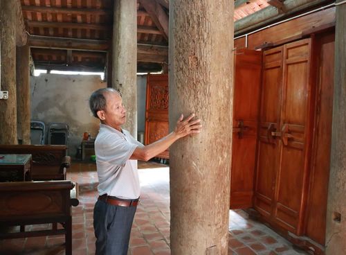 Hệ thống cột gỗ cổ của đình Tiên Lữ được bảo tồn gần như nguyên vẹn.