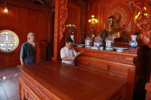 Các cụ cao niên thành kính dâng hương tại khu lưu niệm Chủ tịch Hồ Chí Minh trong khuôn viên di tích.