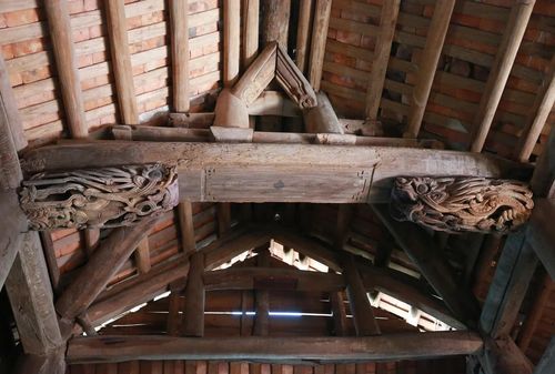 Những đường nét chạm khắc tinh xảo trên nóc đình Tiên Lữ góp phần tạo nên giá trị nghệ thuật đặc sắc của di tích.