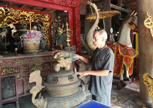 Ban quản lý di tích gìn giữ không gian thờ tự trang nghiêm tại đình Tiên Lữ.