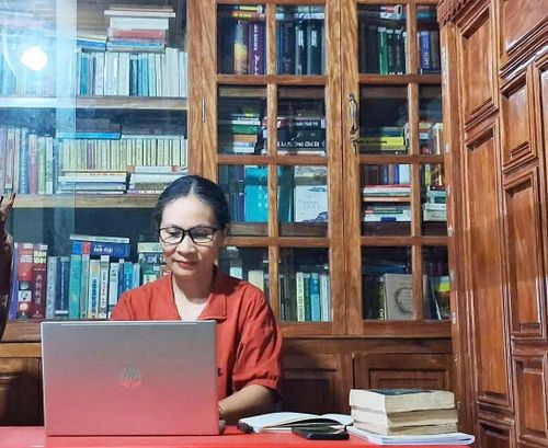 Với tác giả Trần Thị Tuyết Thanh, viết là niềm đam mê, là tiếng nói của cảm xúc - Ảnh: Nh.V