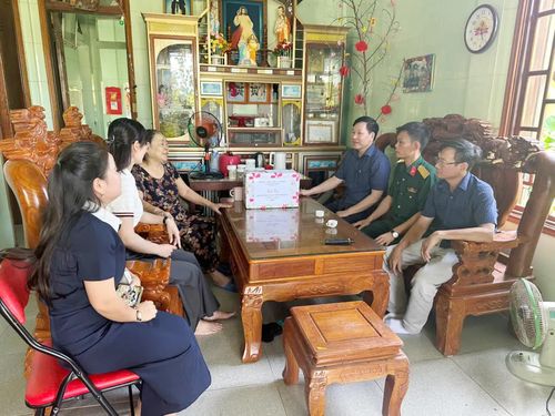 Hoạt động thăm hỏi, động viên và tặng quà gia đình chính sách được xã Quảng Trạch tổ chức thường niên - Ảnh: B.T