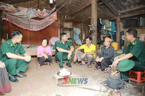 Cán bộ Đồn Biên phòng Cửa khẩu quốc tế Lóng Sập vận động nhân dân chấp hành pháp luật.