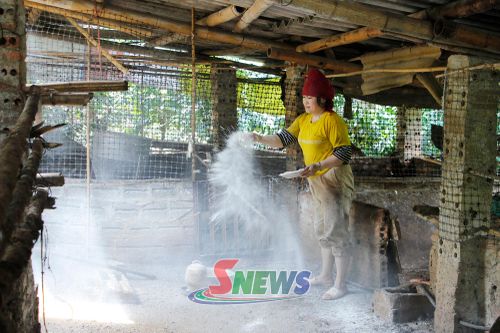 Nhân dân tổ 10 rắc vôi bột xung quanh chuồng trại.