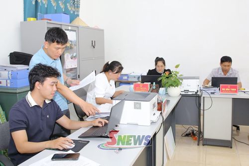 Cán bộ xã Đoàn Kết trao đổi nghiệp vụ chuyên môn.