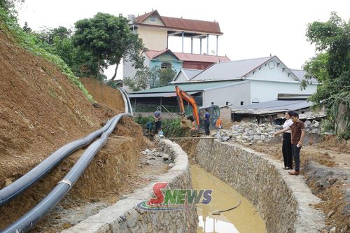 Cán bộ xã Đoàn Kết kiểm tra tình hình triển khai dự án trên địa bàn.