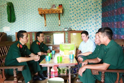 Đại diện Hội CCB tỉnh trò chuyện cùng gia đình thương binh Hoàng Văn San, bản Lo Đúc Hản, xã Chiềng Mung.