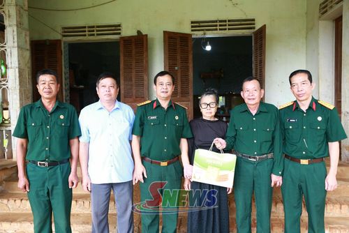 Đại diện Hội CCB tỉnh tặng cho thương binh Hoàng Văn San, bản Lo Đúc Hản, xã Chiềng Mung.