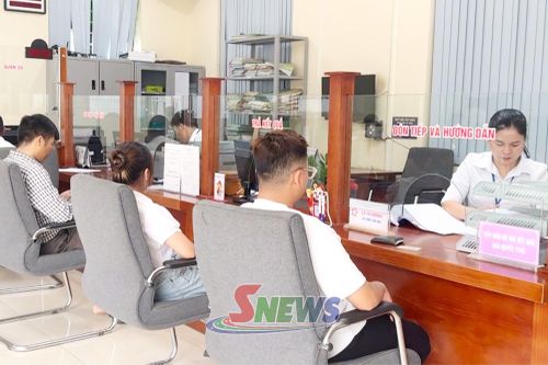 Người dân giải quyết thủ tục hành chính tại Trung tâm Phục vụ hành chính công xã Mường La.