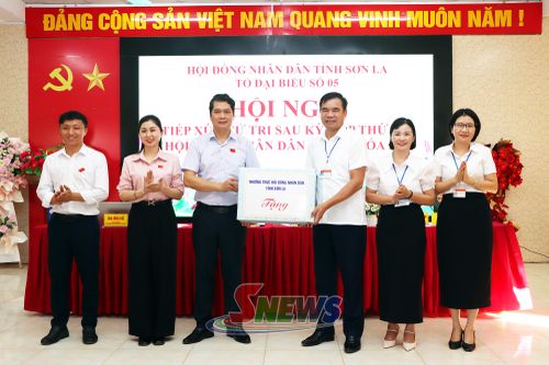 Đồng chí Vi Đức Thọ tặng quà cho xã Tường Hạ.
