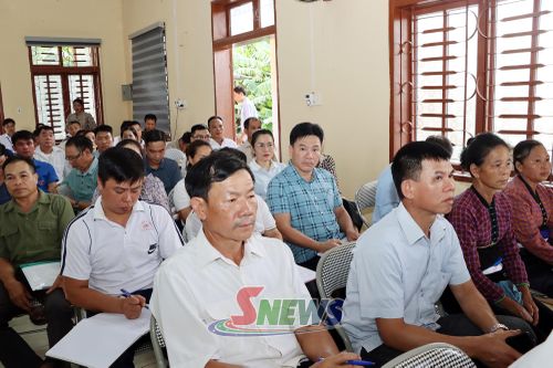 Các cử tri dự hội nghị.