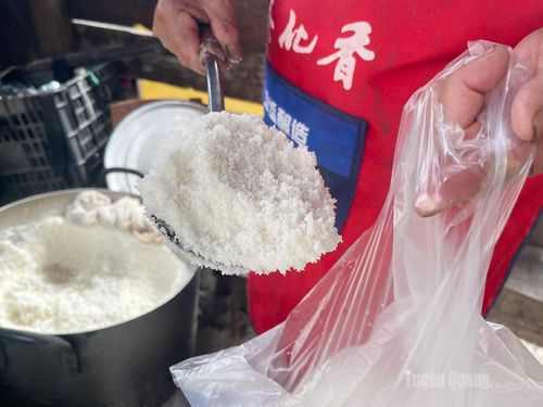 Ăn cùng tẩu chúa là món mèn mén được làm từ ngô nếp trắng của đồng bào người Mông, người Hoa.