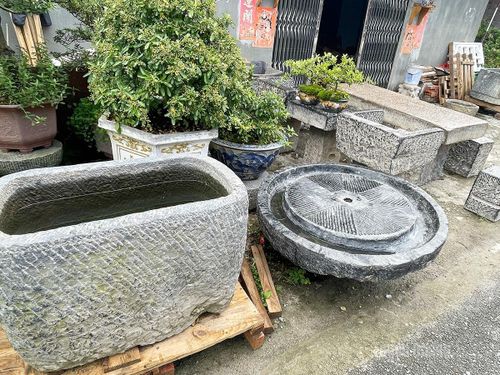 Các sản phẩm chế tác từ đá địa phương vừa phục vụ đời sống, vừa trở thành mặt hàng được nhiều du khách yêu thích.