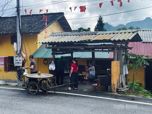 Quán tẩu chúa (được làm từ đậu phụ nấu cùng rau cải đặc trưng của người Mông) nhỏ ven đường là điểm gặp gỡ quen thuộc của người dân trong thôn mỗi buổi sáng.