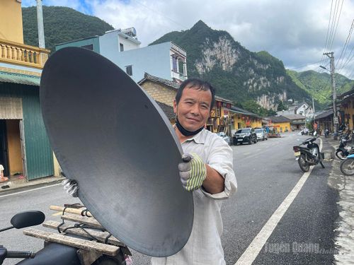 Bên cạnh quán tẩu chúa ven đường, người dân cũng bày bán những cái chảo được gò thủ công là vật dụng nấu ăn của người vùng cao.