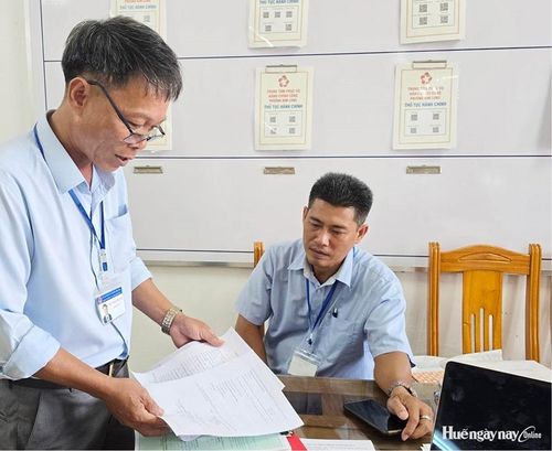 Ông Trần Thanh Phương (chuyên viên phụ trách hỗ trợ giám sát),tiếp nhận, hướng dẫn người dân hoàn thiện các loại giấy xác nhận.