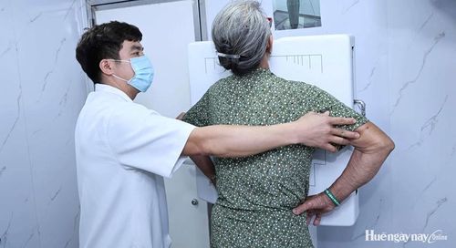 Sàng lọc bệnh phổi cho người dân phường Phong Quảng 