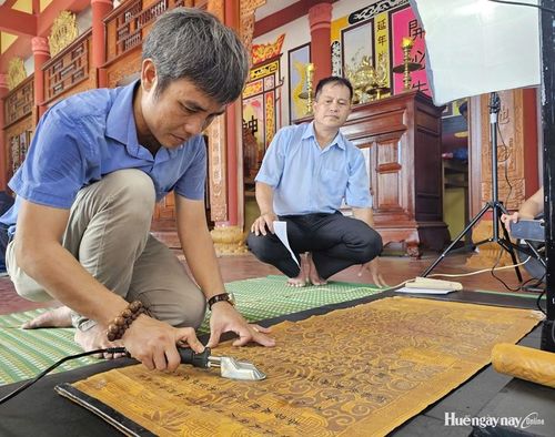  Cán bộ Thư viện TP. Huế trong một lần kiểm kê, số hóa tư liệu Hán Nôm 
