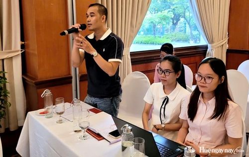 Đại diện doanh nghiệp địa phương trao đổi thông tin về hoạt động xuất khẩu