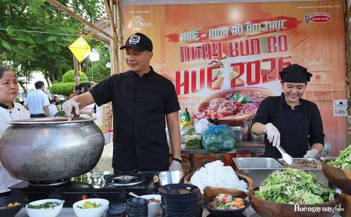  Nhiều gian hàng chế biến và phục vụ món bún bò Huế cho người dân và du khách tại chương trình Huế - Kinh đô ẩm thực 2026 