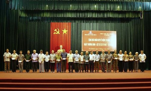 Ông Võ Minh Thắng, Phó Tổng Giám đốc EVNGENCO3 cùng lãnh đạo địa phương trao những phần quà cho các gia đình chính sách, người có công với cách mạng.