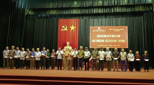 Đại diện EVNGENCO3 và Công ty CP Nhiệt điện Ninh Bình trao quà cho các đối tượng chính sách.
