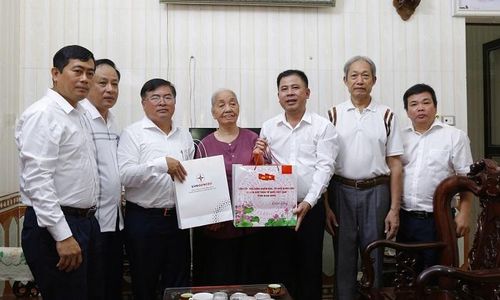 Đoàn công tác EVNGENCO3 thăm hỏi, động viên gia đình thương binh, thân nhân liệt sĩ trên địa bàn.