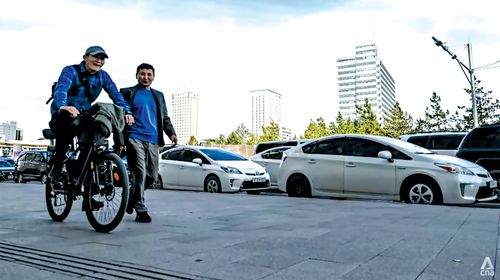 Toyota Prius là một trong những phương tiện phổ biến trên đường phố đông đúc Ulan Bator. Nguồn CNA.