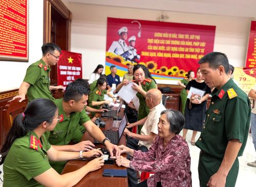 Sau buổi lễ, Phòng PC06 phối hợp tổ công tác của Cục C06 tiến hành thu nhận mẫu sinh phẩm ADN cho thân nhân liệt sĩ chưa xác định được thông tin (Ảnh: N.H).