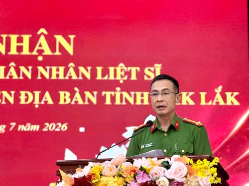 Đại tá Trần Bình Hưng, Phó giám đốc Công an tỉnh Đắk Lắk phát biểu tại buổi lễ (Ảnh: N.H).