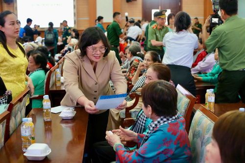 Phó Bí thư Thành ủy TP.HCM Văn Thị Bạch Tuyết tặng quà cho các vợ thương binh nặng, thương binh đặc biệt nặng tiêu biểu.