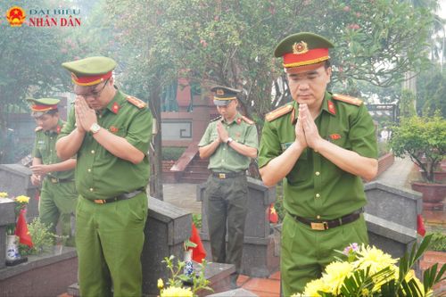 Trước anh linh các anh hùng liệt sĩ, cán bộ, chiến sĩ Công an phường Đông Ngạc lặng lẽ cúi đầu, gửi vào từng nén hương lòng thành kính và sự tri ân sâu nặng.
