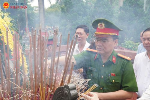 Trong khoảng lặng thiêng liêng ấy, những câu chuyện của một thời hoa lửa như lặng lẽ trở về, chạm đến trái tim của mỗi người có mặt.