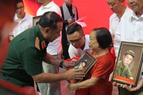 Chính ủy Bộ Tư lệnh TP. Hồ Chí Minh, Thiếu tướng Nguyễn Thành Trung trao di ảnh đã được phục chế cho thân nhân gia đình liệt sĩ