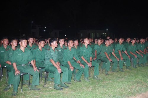 Chiến sĩ các đơn vị chăm chú theo dõi các bộ phim chiếu lưu động. Ảnh: Q.A