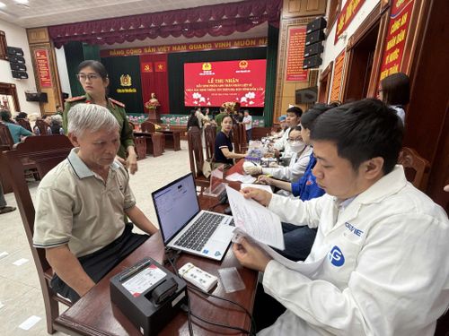 Thân nhân liệt sĩ thực hiện các quy trình thu nhận mẫu ADN. Ảnh: Minh Phương