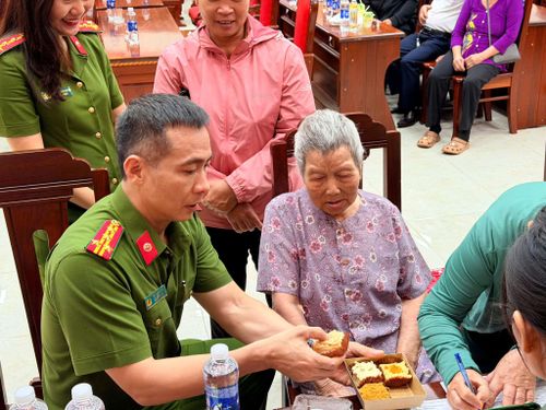 Thân nhân các liệt sĩ đã tuổi cao, sức khỏe yếu được quan tâm, chăm sóc kỹ lưỡng. Ảnh: Minh Phương