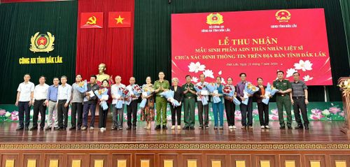 Lãnh đạo Công an tỉnh Đắk Lắk và các đơn vị liên quan tặng hoa thân nhân các gia đình liệt sĩ. Ảnh: Minh Phương
