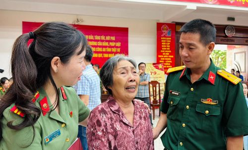 Thân nhân liệt sĩ xúc động khi được nhen nhóm lên hi vọng tìm được người thân. Ảnh: Minh Phương