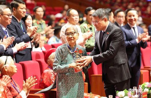 Thủ tướng Chính phủ Lê Minh Hưng ân cần thăm hỏi Mẹ Việt Nam Anh hùng