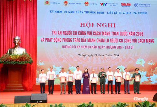 Phó Thủ tướng, Bộ trưởng Bộ Quốc phòng, Đại tướng Phan Văn Giang; Phó Chủ tịch nước Võ Thị Ánh Xuân trao kỷ vật cho thân nhân các Anh hùng liệt sĩ.