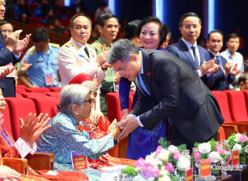 Thủ tướng Chính phủ Lê Minh Hưng tặng quà cho Mẹ Việt Nam anh hùng tại hội nghị.