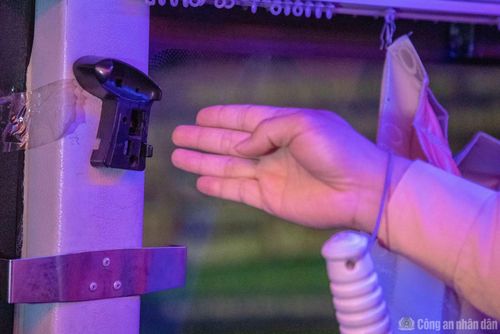  CSGT cũng phát hiện nhiều phương tiện dù được trang bị búa phá kính nhưng dùng dây nhựa thít cố định búa vào giá đỡ hoặc dùng băng dính dán kín, gây khó khăn khi sử dụng. 