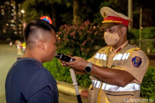 Tài xế được kiểm tra nồng độ cồn và test ma túy tại chỗ.