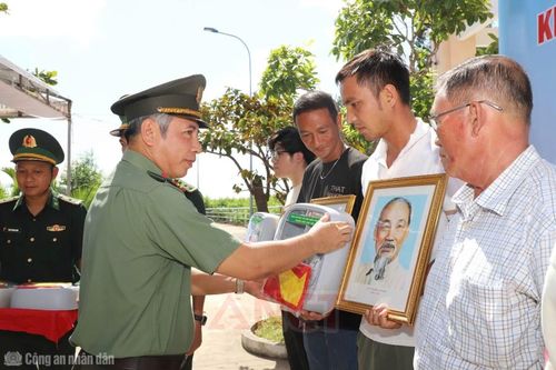 Ban Chỉ đạo chống khai thác IUU TP Cần Thơ trao cờ Tổ quốc, ảnh Bác Hồ, tủ thuốc Biên phòng tặng các ngư dân.