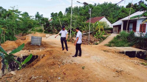 Tuyến đường số 9 tại thôn Hiệp Thuận, xã Hiệp Đức đang được nâng cấp, mở rộng nhờ các hộ dân đồng thuận hiến hàng trăm mét vuông đất.