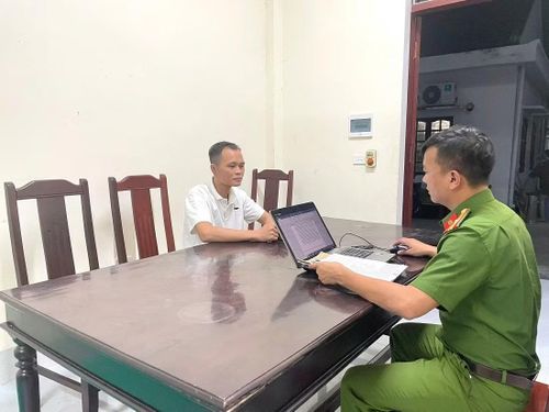 Cảnh sát lấy lời khai đối tượng trong chuyên án.