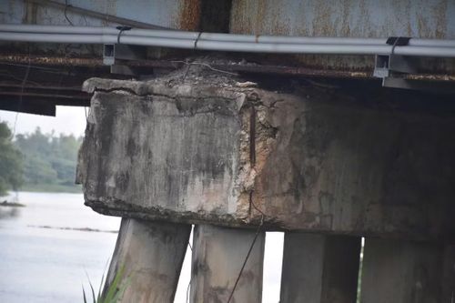 Những trụ bê tông cầu Sông Chùa hư hỏng nghiêm trọng, có thể xảy ra sự cố sụt lún.