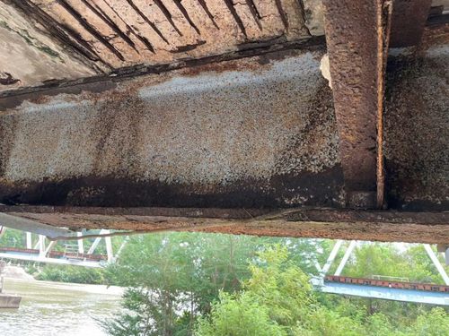 Nhìn từ bên dưới lên, mặt sàn gầm cầu Sông Chùa cũ đã bong tróc, hư hỏng, xuống cấp rất nghiêm trọng, tiềm ẩn nguy cơ mất an toàn.